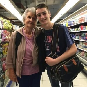 POOR BOY PAYS FOR OLD LADY’S GROCERIES — THE NEXT DAY, SHE RECEIVES UNEXPECTED PAYBACK THAT CHANGES HIS LIFE